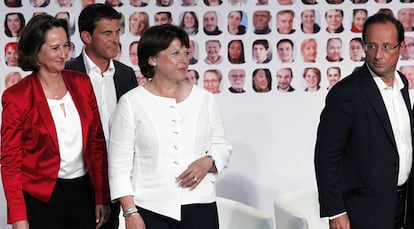 De izquierda a derecha, Ségolène Royale, Manuel Valls, Martine Aubry y François Hollande, ayer en La Rochelle.