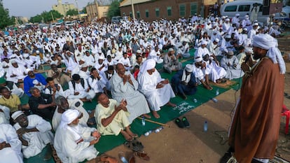 Grupo de fiéis escuta o sermão de um imã no primeiro dos dois dias da festa do Sacrifício ou Eid Al-Adha, em 20 de julho, num subúrbio de Cartum.