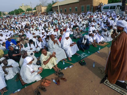 Grupo de fiéis escuta o sermão de um imã no primeiro dos dois dias da festa do Sacrifício ou Eid Al-Adha, em 20 de julho, num subúrbio de Cartum.
