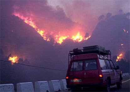 Uno de los frentes del incendio de la Sierra de Espadán en las proximidades de Eslida, ayer.