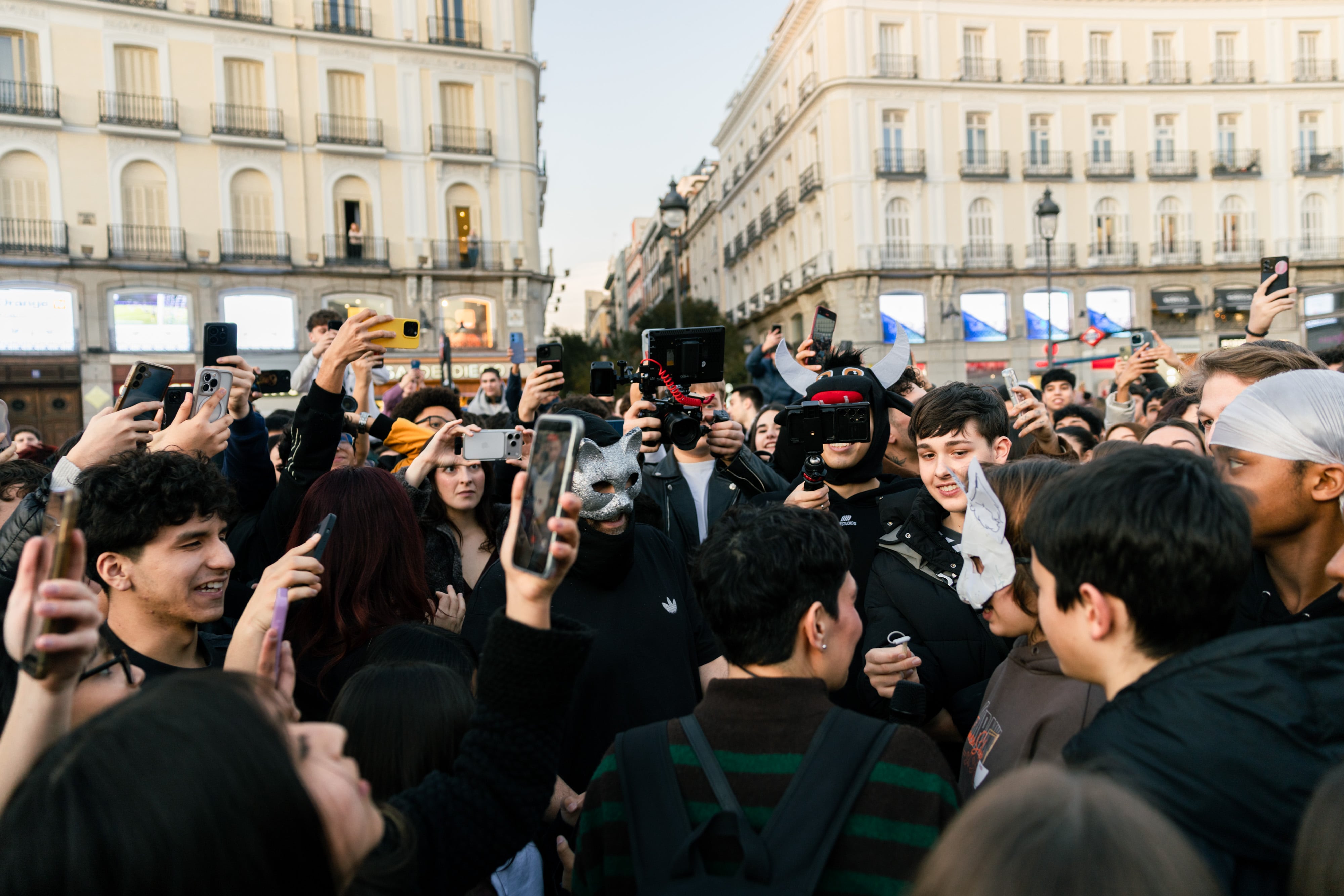 Decenas de jóvenes rodean a un 'therian' en la Puerta del Sol, el sábado.