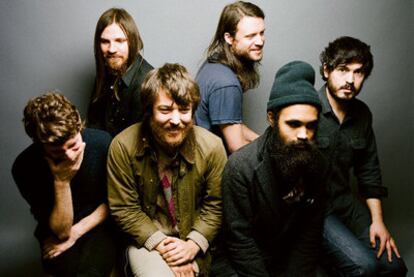 El sexteto de folk contemporáneo Fleet Foxes. Su líder, Robin Pecknold, es el tercero por la izquierda.