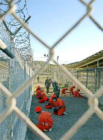 <i>Marines</i> de Estados Unidos vigilan a los presos en Guantánamo.