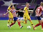 Bilbao (Spain), 21/08/2020.- Amanda Sampedro (L) and Carmen Menayo (R) of Atletico in action against Caroline Graham Hansen of Barcelona during the UEFA Women Champions League quarter final match between Atletico Madrid and Barcelona in Bilbao, Spain, 21 August 2020. (Liga de Campeones, España) EFE/EPA/Javier Soriano / POOL