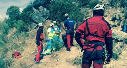 El GERA de Bomberos, en el lugar del accidente. 