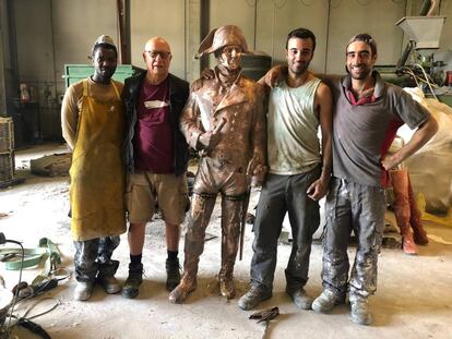 El historiador Xavier Hernàndez (segundo por la izquierda), junto a la estatua de Cochrane y los técnicos que han trabajado en su fundición.