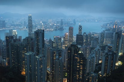 Vista de los rascacielos a ambos lados del puerto Victoria Harbour, desde una azotea de Victoria Peak, en Hong Kong (China).