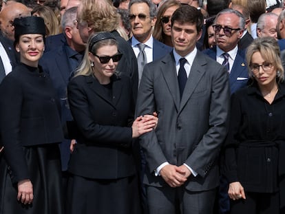 De izquierda a derecha, Eleonora Berlusconi, Barbara Berlusconi, Luigi Berlusconi, Marina Berlusconi y Pier Silvio Berlusconi, en el funeral de su padre en junio de 2023.