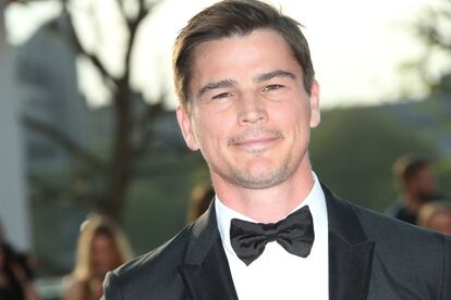 Josh Hartnett parecía destinado a convertirse en el siguiente Leonardo DiCaprio, pero su carrera se quedó por el camino. Después de algunos éxitos como ‘Pearl Harbor’, ‘40 días y 40 noches’ o ‘El caso Slevin’ el actor cayó en el olvido. “Conozco ese mundo. Estuve en lo más alto durante un par de años y me resultó incómodo. Creo que intentar mantenerse en la cima es un atajo a la infelicidad", dijo en algunas entrevistas. Sin embargo, fueron dos errores que él mismo cometió los que impidieron su ascenso al estrellato: volver a su Minnesota natal en lugar de quedarse en Los Ángeles y rechazar ser un superhéroe. No quiso ser Superman y tampoco Batman. “Dije que no a las personas equivocadas. Aprendí la lección cuando [Christopher] Nolan y yo hablamos sobre Batman y decidí que ese papel no era para mí. No me volvió a llamar”, confesó Hartnett.