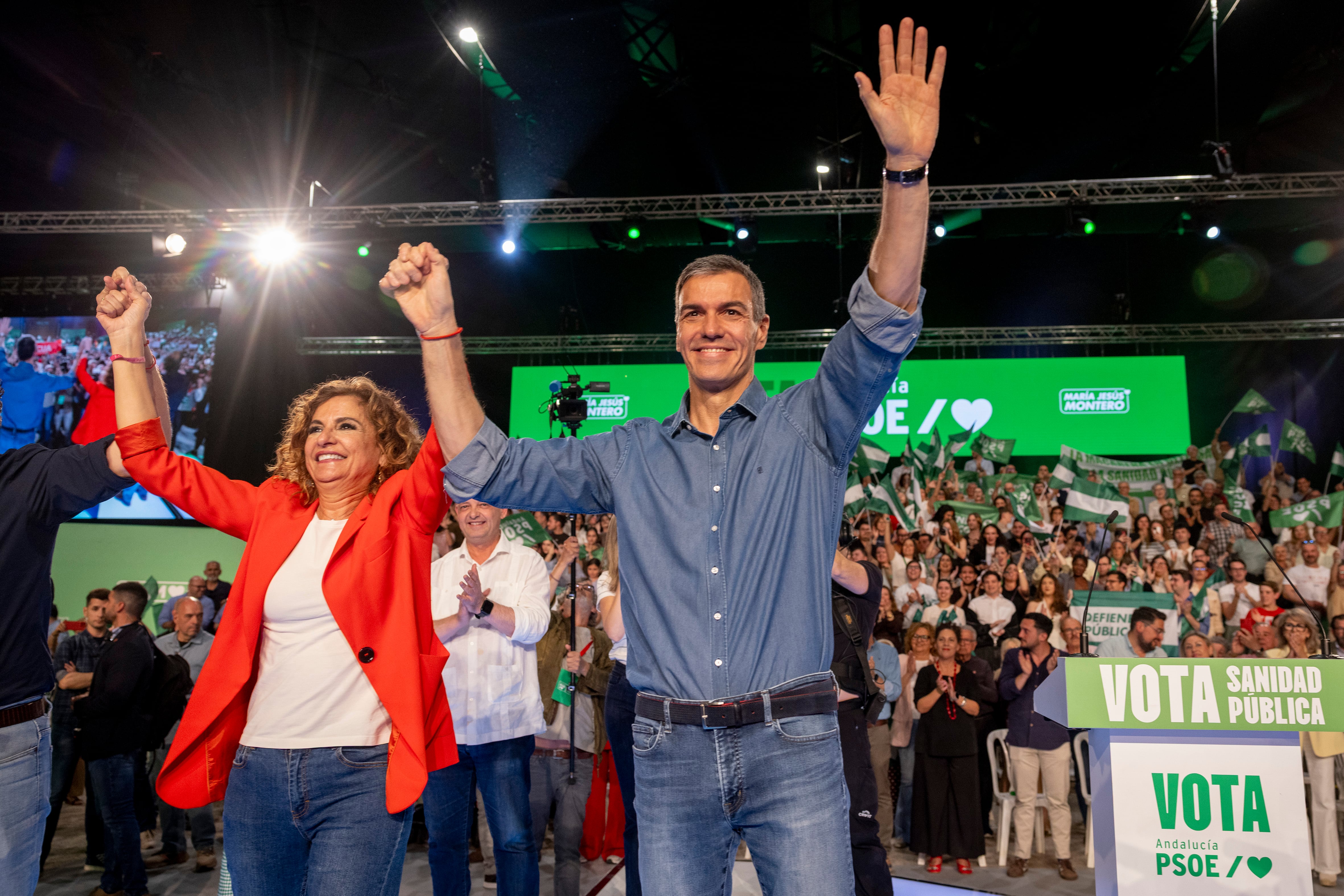 Pedro Sánchez y María Jesús Montero, en el cierre de campaña en Sevilla. 