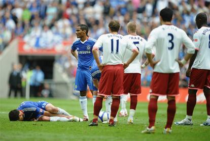El jugador del Chelsea, Ballack, cae lesionado durante la final de la Copa FA ante el Portsmouth