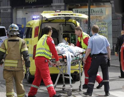 El hombre es conducido por los médicos al hospital en una ambulancia.