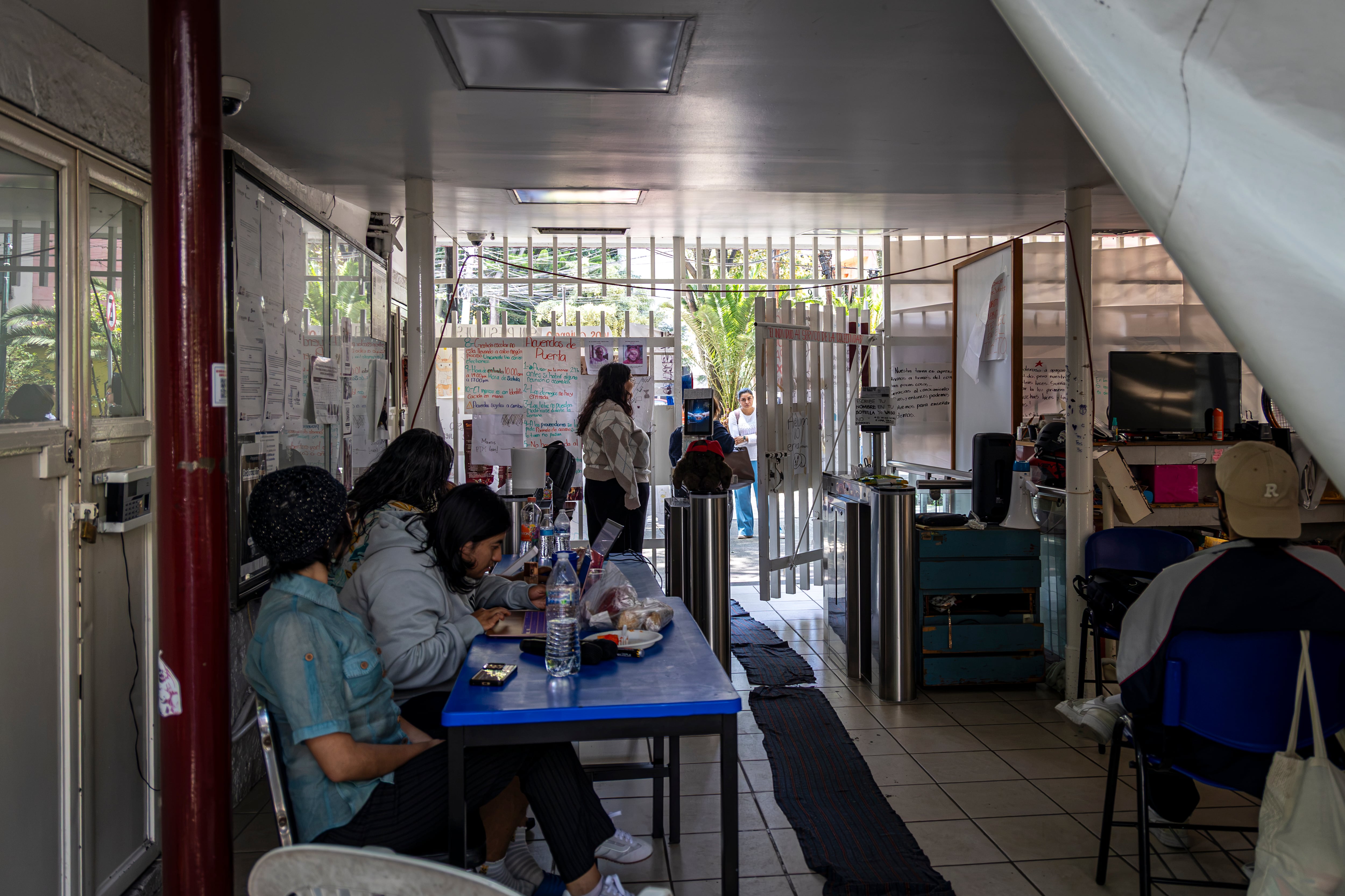 Los estudiantes mantienen el control del acceso a las instalaciones.
