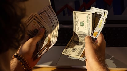 El Banco de México publica diariamente el tipo de cambio promedio de las remesas en su página.