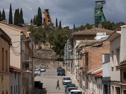 En primer plano, el pueblo de Súria, y de fondo el pozo de la mina de potasa de Cabanasas, gestionada por ICL Iberia, donde murieron tres geólogos en marzo.