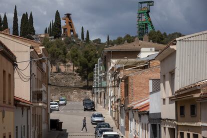 En primer plano, el pueblo de Súria, y de fondo el pozo de la mina de potasa de Cabanasas, gestionada por ICL Iberia, donde murieron tres geólogos en marzo.