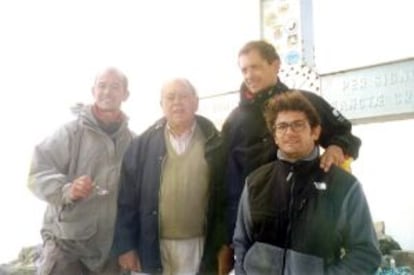 Jordi Pujol, en la cima del Aneto en 1999 con sus hijos Pere (a su derecha), Jordi y Oriol (con gafas).