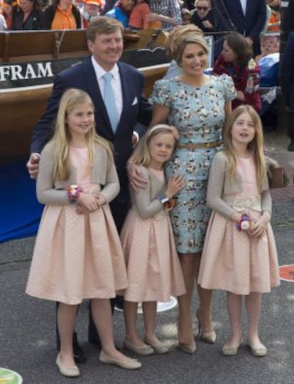 Los reyes Guillermo y Máxima de Holanda junto a las princesas Amalia, Alexia y Ariane con vestiditos de Pili Carrera.