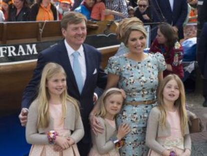 Los reyes Guillermo y Máxima de Holanda junto a las princesas Amalia, Alexia y Ariane con vestiditos de Pili Carrera.