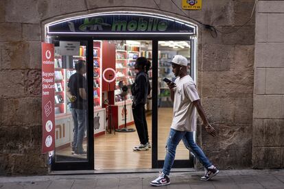 DVD 1183 17/10/23. Barcelona. Tiendas de telefonia en la calle Sant Pau. [ALBERT GARCIA] EL PAIS