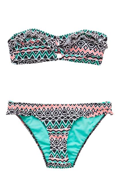 Bikini de volantes con estampado étnico, de Pull & Bear (13 euros cada ud.).