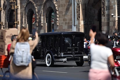 Abordo de una carroza Rolls-Royce de los años 30, el ataúd de la diva del cine avanzó ante los ojos de varios mexicanos que aplaudían y gritaban a su paso.