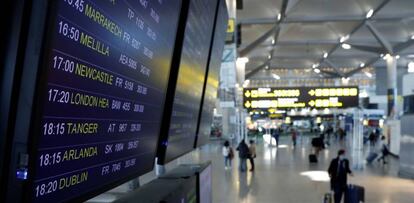  Vista de un panel de información sobre las salidas y llegadas de vuelos al Aeropuerto de Málaga-Costa del Sol, hoy cuando AENA tiene programados 201 vuelos que enlazan el Reino Unido con los distintos aeropuertos españoles