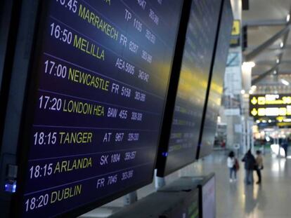  Vista de un panel de información sobre las salidas y llegadas de vuelos al Aeropuerto de Málaga-Costa del Sol, hoy cuando AENA tiene programados 201 vuelos que enlazan el Reino Unido con los distintos aeropuertos españoles