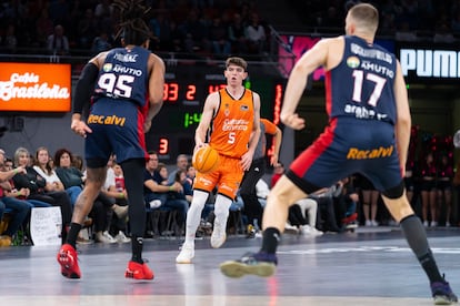 Sergio de Larrea (centro) en el partido ante Baskonia en una foto ofrecida por la ACB.