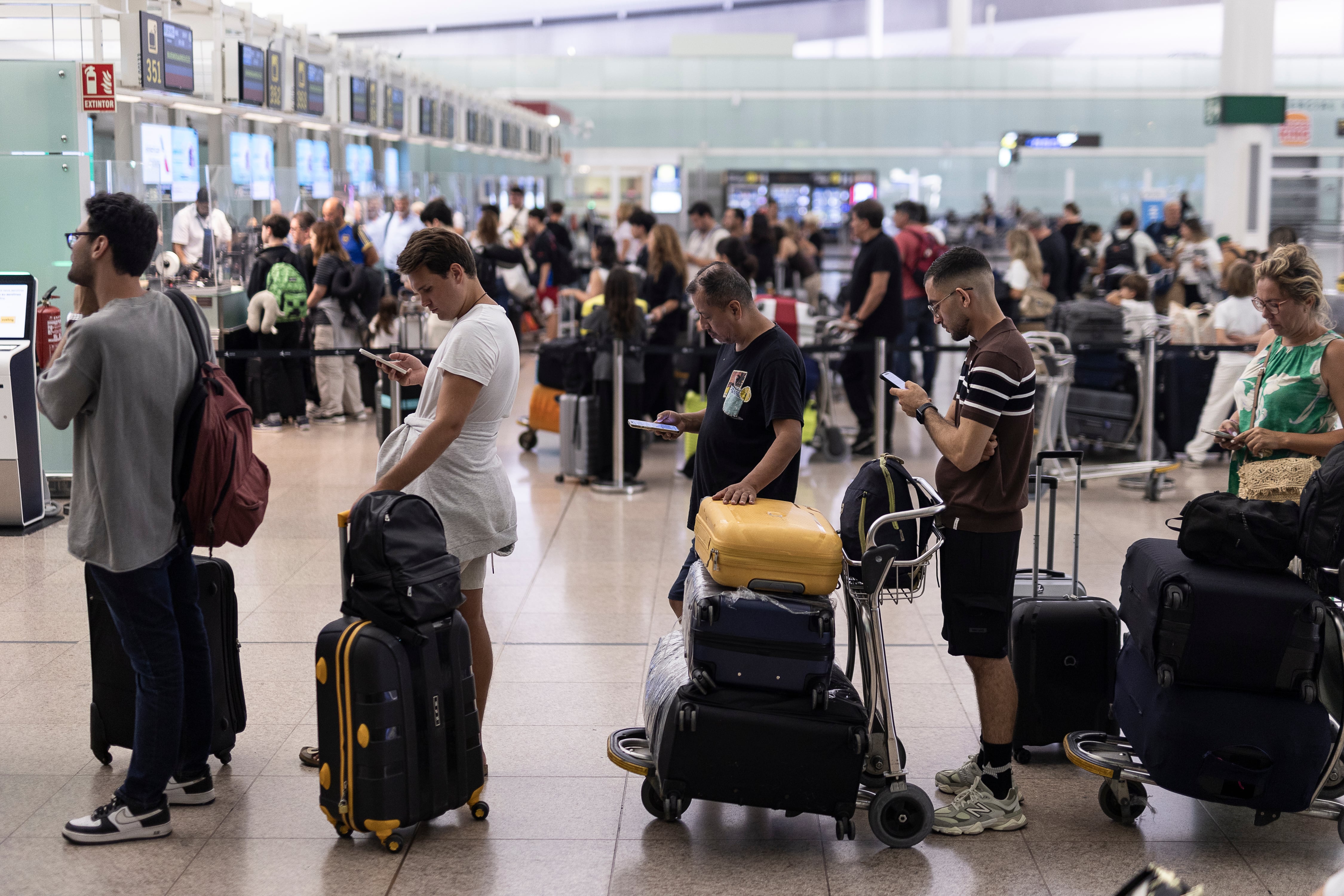 Cola de personas para facturar sus maletas en el aeropuerto Josep Tarradellas Barcelona-El Prat el pasado agosto.