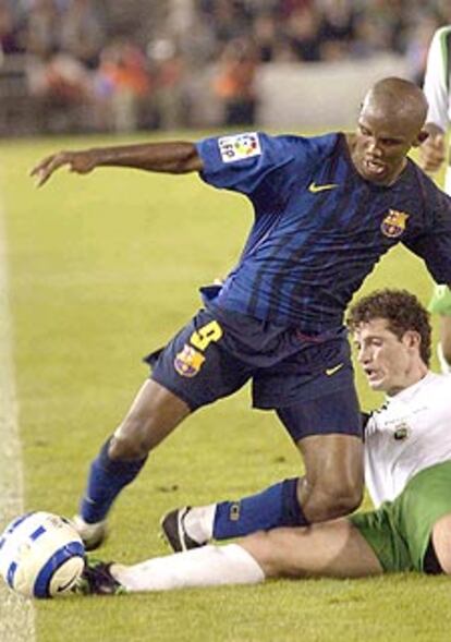 Pablo Casar trata de arrebatarle el balón a Eto'o.