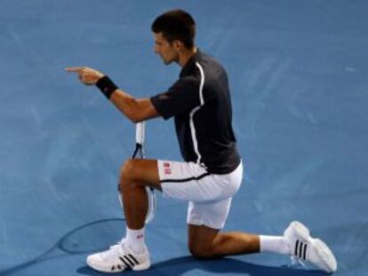 Novak Djokovic hace un gesto en la final de Abu Dabi.