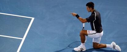 Novak Djokovic hace un gesto en la final de Abu Dabi.