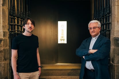 El arqueólogo Patxi Pérez-Ramallo, a la izquierda, y Daniel Lorenzo, director de la Fundación Catedral, junto a la estela funeraria del obispo Teodomiro, expuesta en la nave principal del templo santiagués.