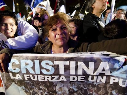 Una simpatizante de Cristina Fern&aacute;ndez celebra en la Plaza de Mayo.