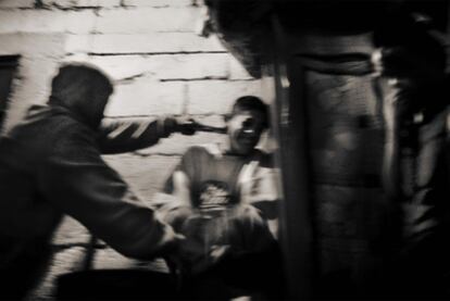 Fotografía de la serie sobre sicarios en Guatemala, de Javier Arenillas, finalista del Premio Luis Valtueña.