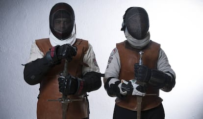 Dos luchadores de esgrima de la AEEA con el uniforme completo.