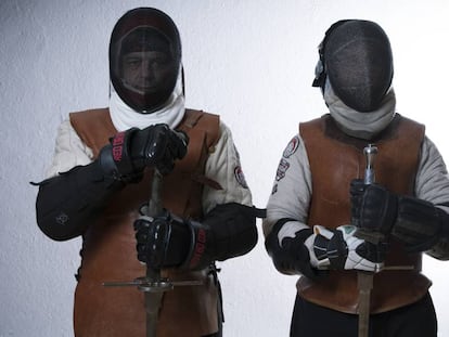 Dos luchadores de esgrima de la AEEA con el uniforme completo. 