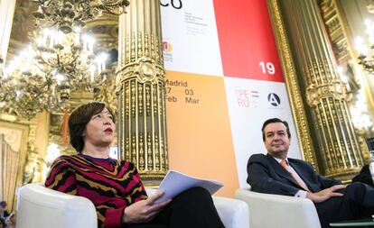 La codirectora de Arco Maribel López y el Director General de IFEMA, Eduardo López-Puertas, este lunes en la Casa de América, en Madrid. 