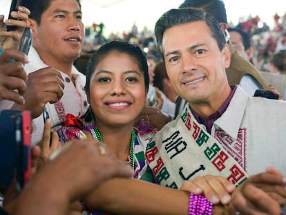 Pe&ntilde;a Nieto posa en el D&iacute;a Internacional de los Pueblos Ind&iacute;genas en el Estado de M&eacute;xico (M&eacute;xico).