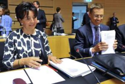 La secretaria de Estado alemana de Economía y Tecnología, Anne Ruth Herkes, y el ministro finlandés de Asuntos Europeos y Comercio Exterior, Alexander Stubb (dcha), se preparan para participar en la reunión del consejo de ministros de Comercio y Exteriores de la Unión Europea en la sede de la UE en Luxemburgo.