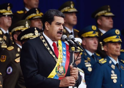 O presidente da Venezuela, Nicolás Maduro, acompanhado de comandantes militares no desfile de 4 de agosto, quando sofreu uma tentativa de atentado.