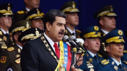 El presidente de Venezuela, Nicolás Maduro, acompañado de mandos militares en el desfile del pasado 4 de agosto, cuando sufrió un intento de atentado.