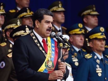 O presidente da Venezuela, Nicolás Maduro, acompanhado de comandantes militares no desfile de 4 de agosto, quando sofreu uma tentativa de atentado.