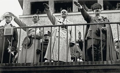 Adolf Hitler realiza el saludo nazi junto a otros miembros del partido en las gradas del campo de regatas de Gr&uuml;nau.