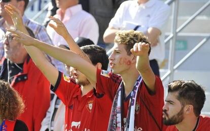 Alberto Deltell, en el centro de la imagen, animando al CA Osasuna.