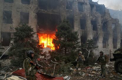 Miembros de las fuerzas prorrusas, delante de un edificio destruido de la fábrica de hierro y acero de Azovstal, en Mariupol. El Reino Unido ha asegurado en su último informe de inteligencia que la decisión del presidente ruso, Vladímir Putin, de no asaltar la metalúrgica busca evitar bajas y poder desplegar tropas y material en otras partes del este de Ucrania.