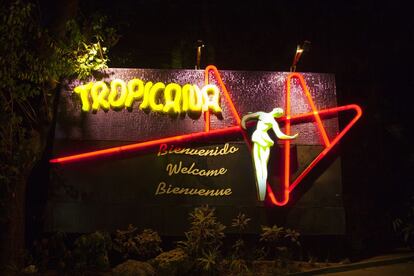 Luminoso en la entrada del cabar&eacute; Tropicana en el barrio de Marianao en La Habana.