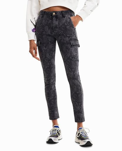 Para las que sigan prefiriendo la silueta ajustada, Desigual tiene estos pantalones cargo con un original estampado.

99,95€