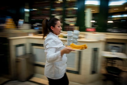 Una camarera de una churrería de Madrid, el jueves pasado durante el turno de noche.